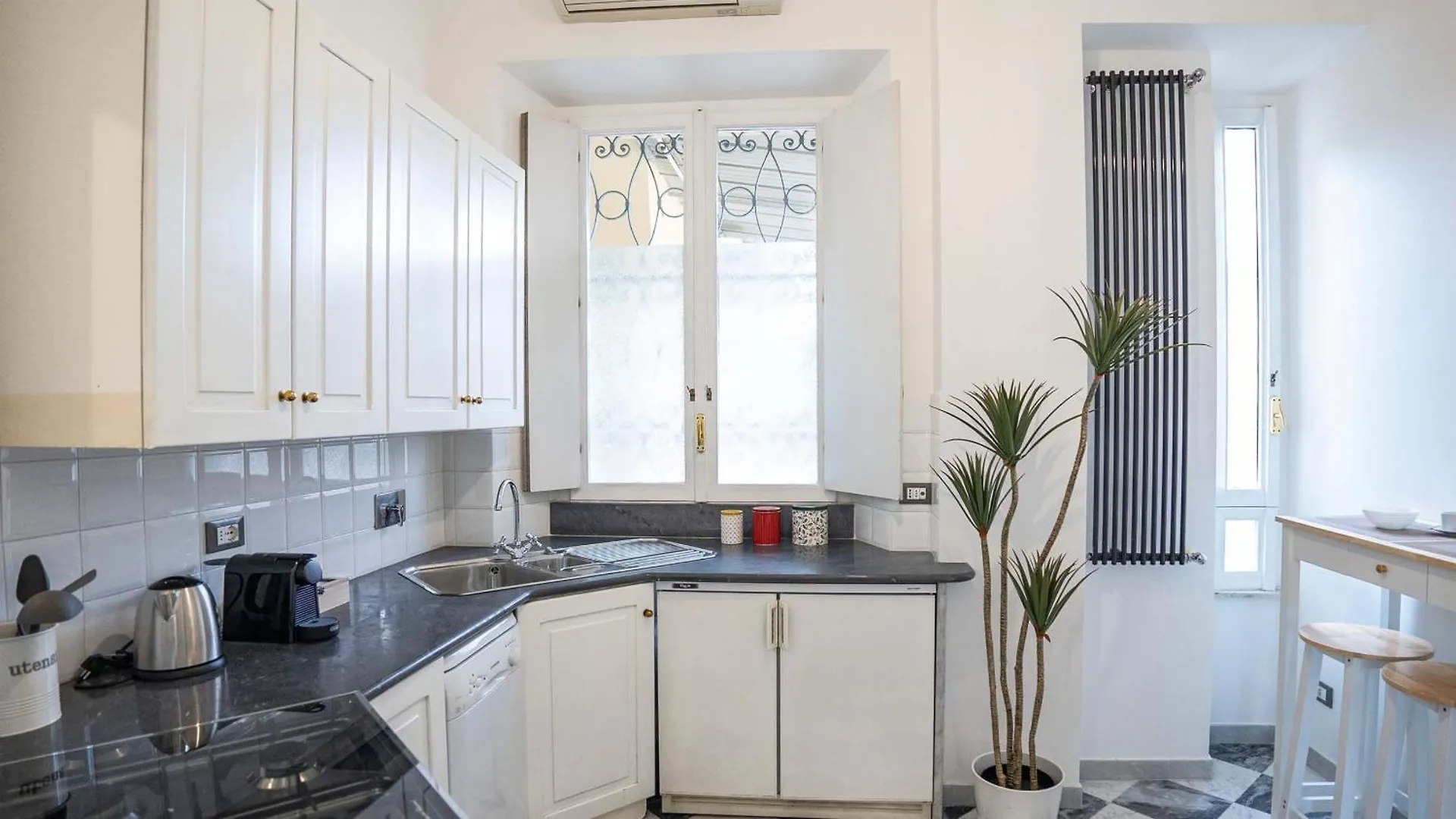 Colonna Guest House Rome 0*,  Italy